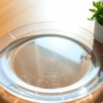 Assiette en cristal sur table contemporaine.