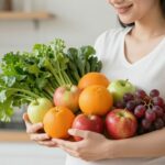Femme enceinte mangeant des fruits et légumes frais.
