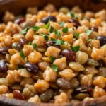 Bol de légumineuses colorées avec des herbes fraîches.